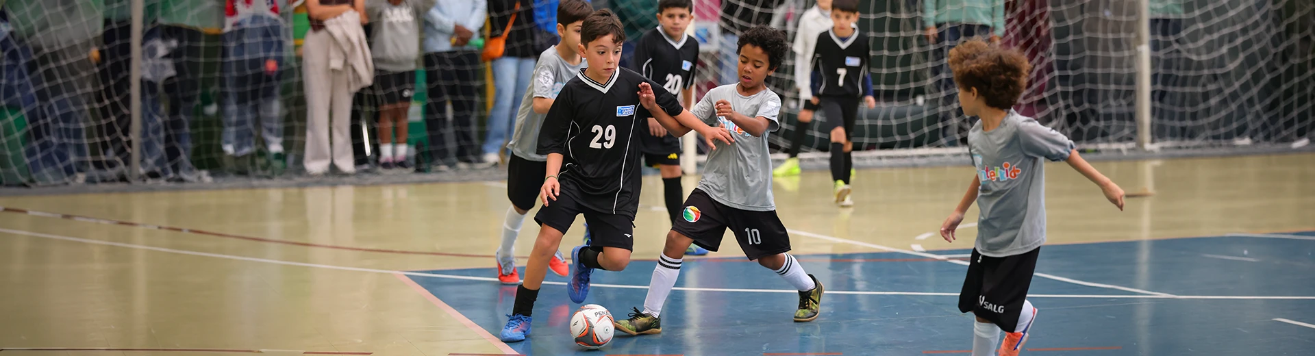 Crianças disputando partida de futsal no torneio Interkids do Colégio Salgueiro