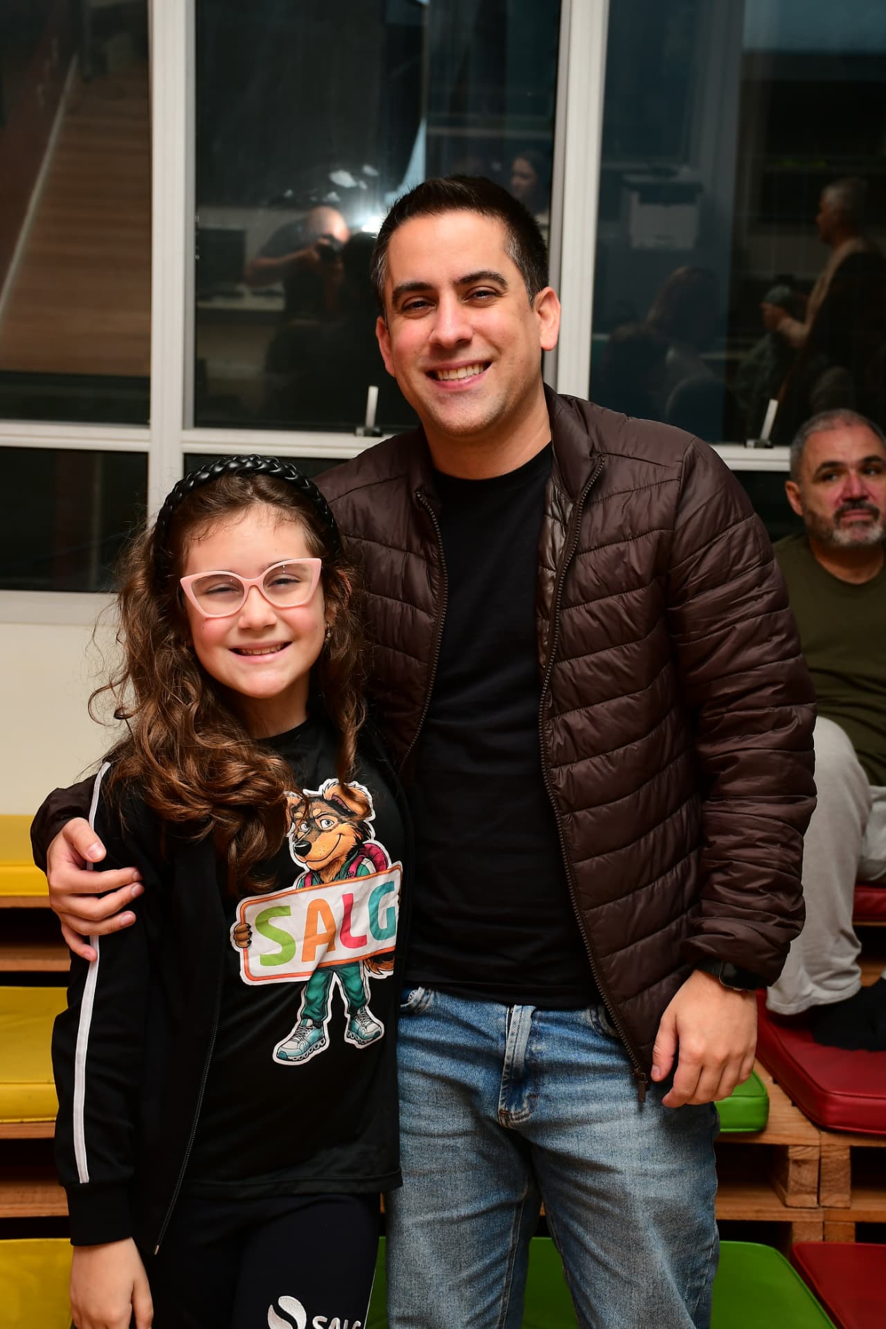 Aluna e seu pai durante a Feira Cultural do Colégio Salgueiro