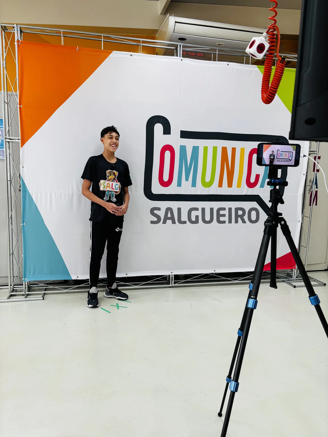 Estudante sorrindo durante a comunicação oral do projeto no Comunica Salgueiro